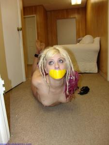 www.leagueofamazingwomen.com - Phony Heroine thumbnail